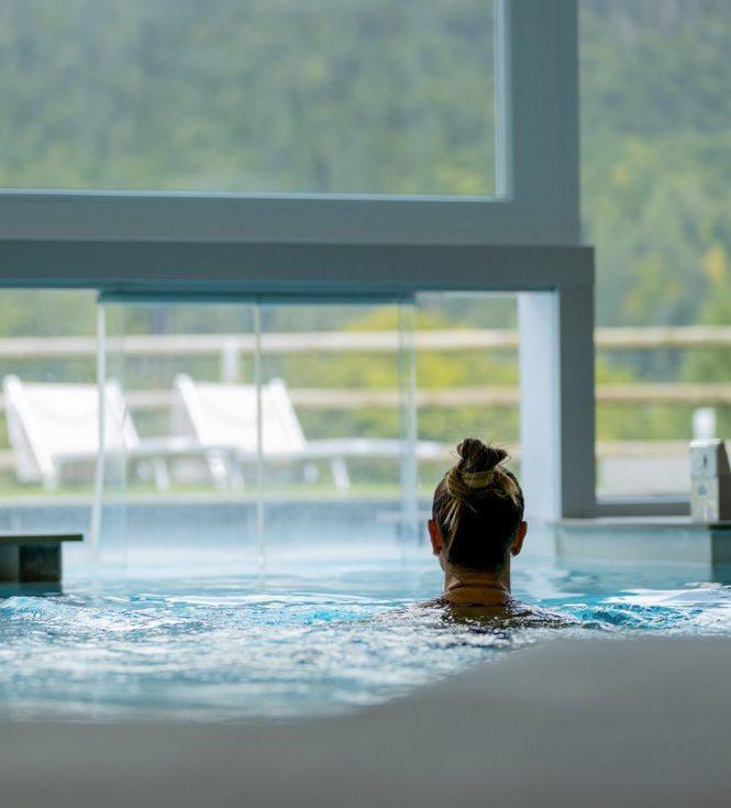 Piscina esterna con vista Dolomiti di Brenta