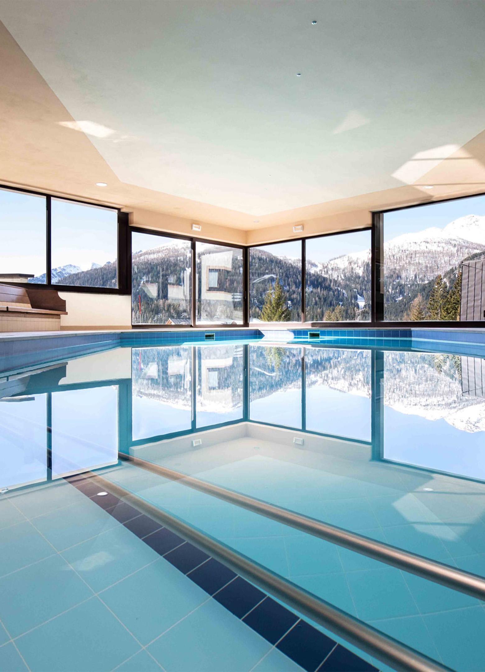 Piscina interna panoramica con vista sulle Dolomiti