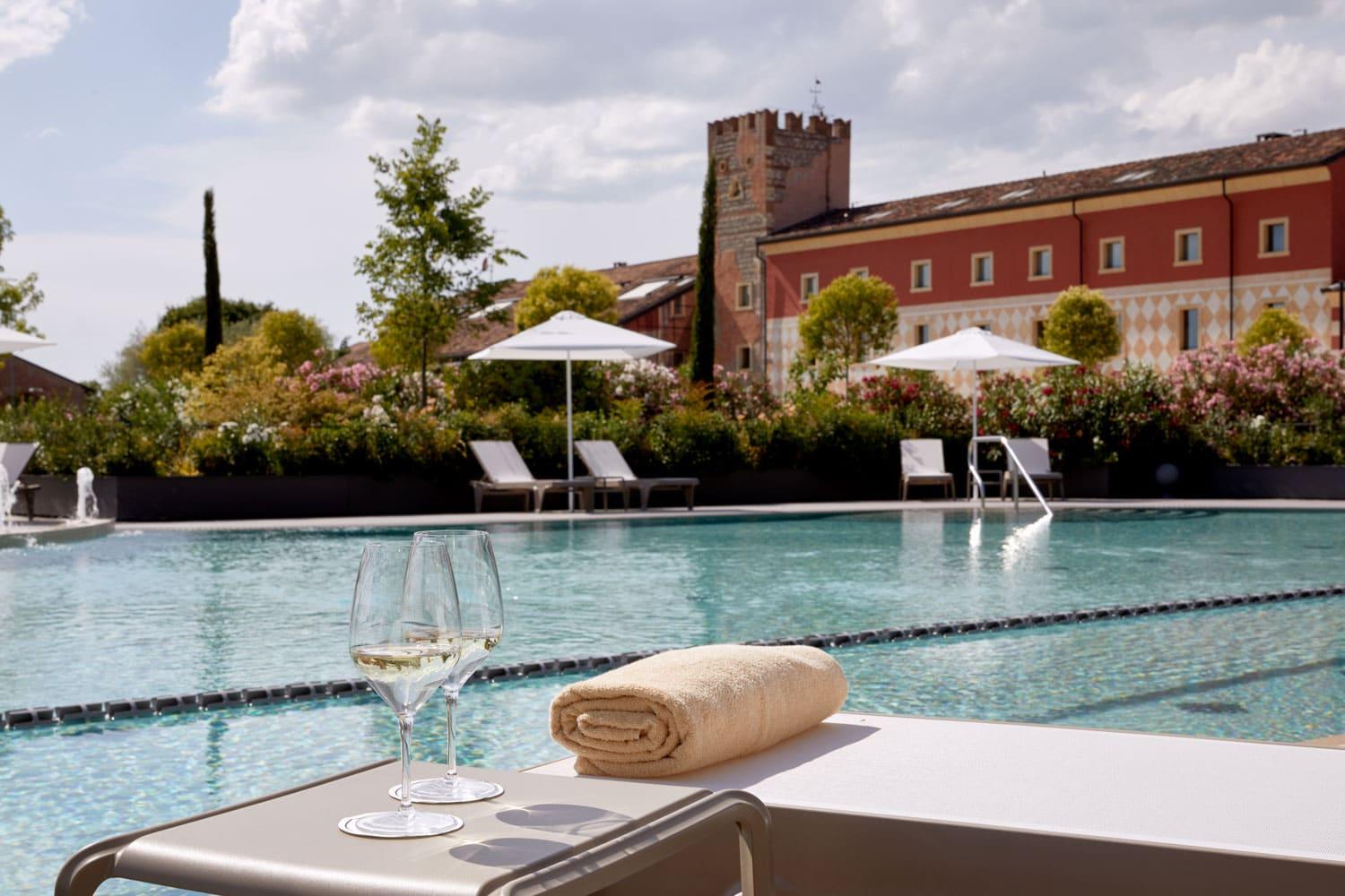 Lettini e solarium della piscina esterna