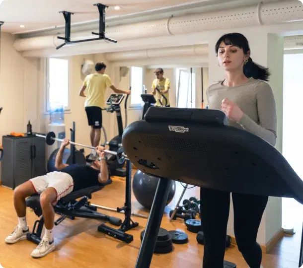 Persone allenamento palestra tapis roulant pesi attrezzi fitness