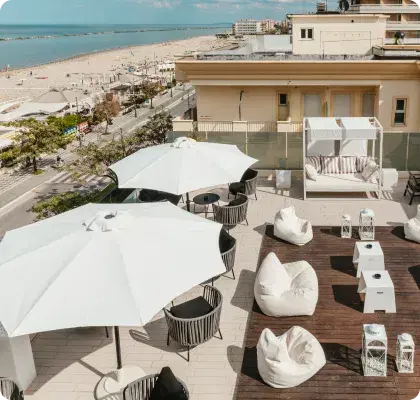 Terrazza ombrelloni bianchi vista mare rooftop