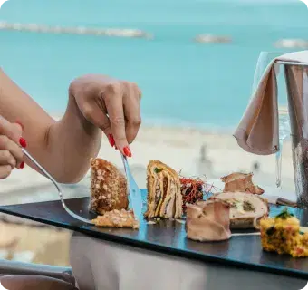 Piatto gourmet persona tagliere vista mare rooftop