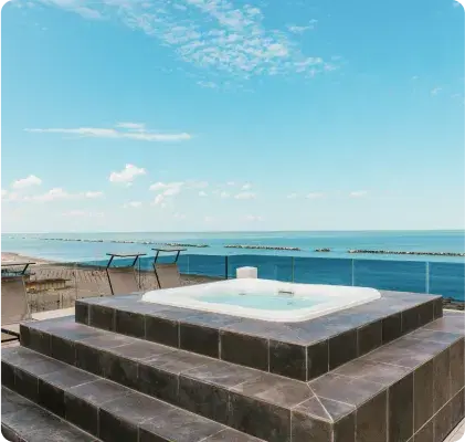 Vasca idromassaggio terrazza vista oceano cielo blu