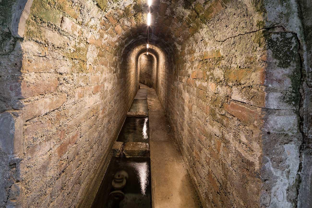 Spa esterna antica fonte con jacuzzi