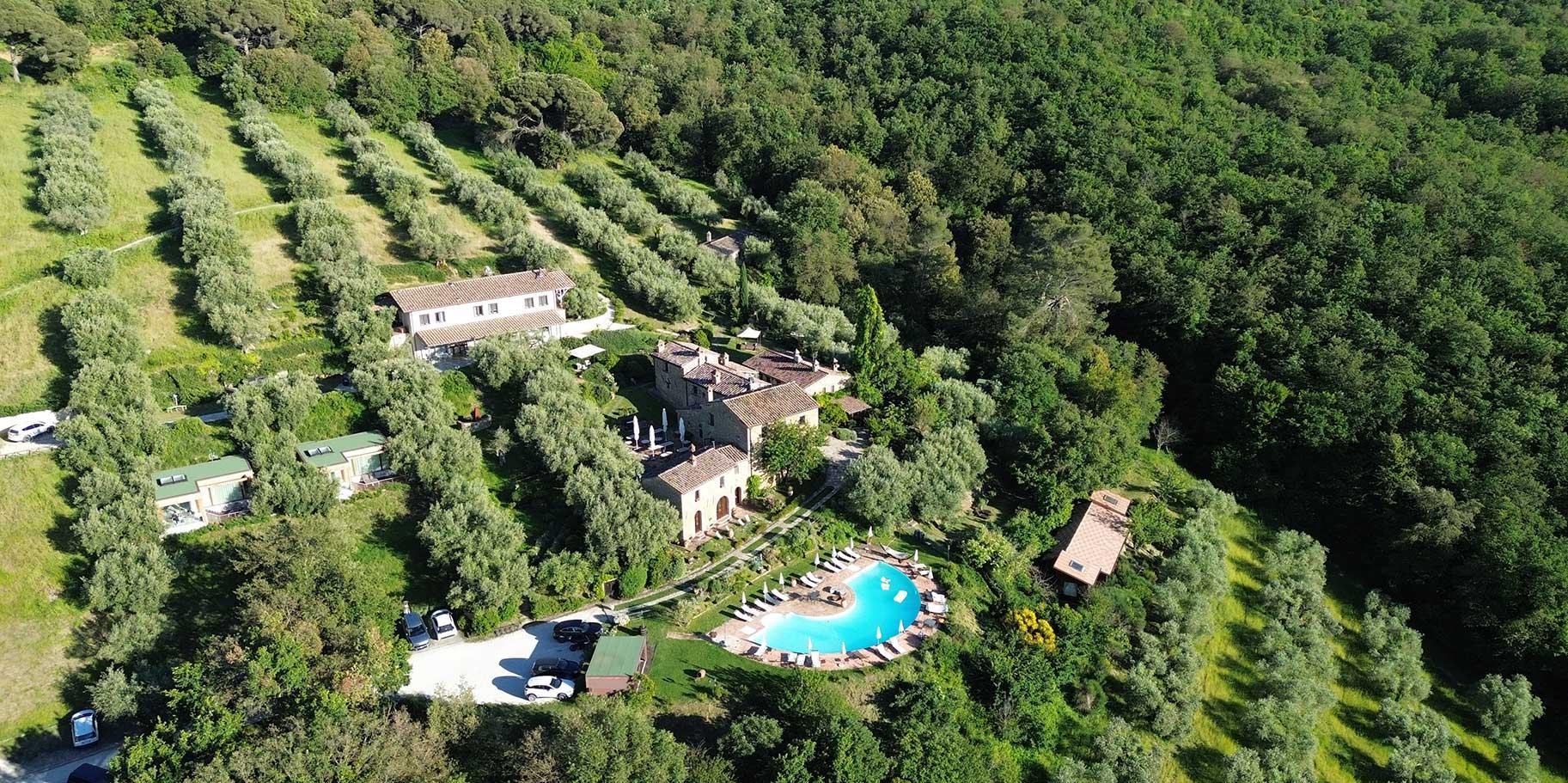 Piscina panoramica con vista lago
