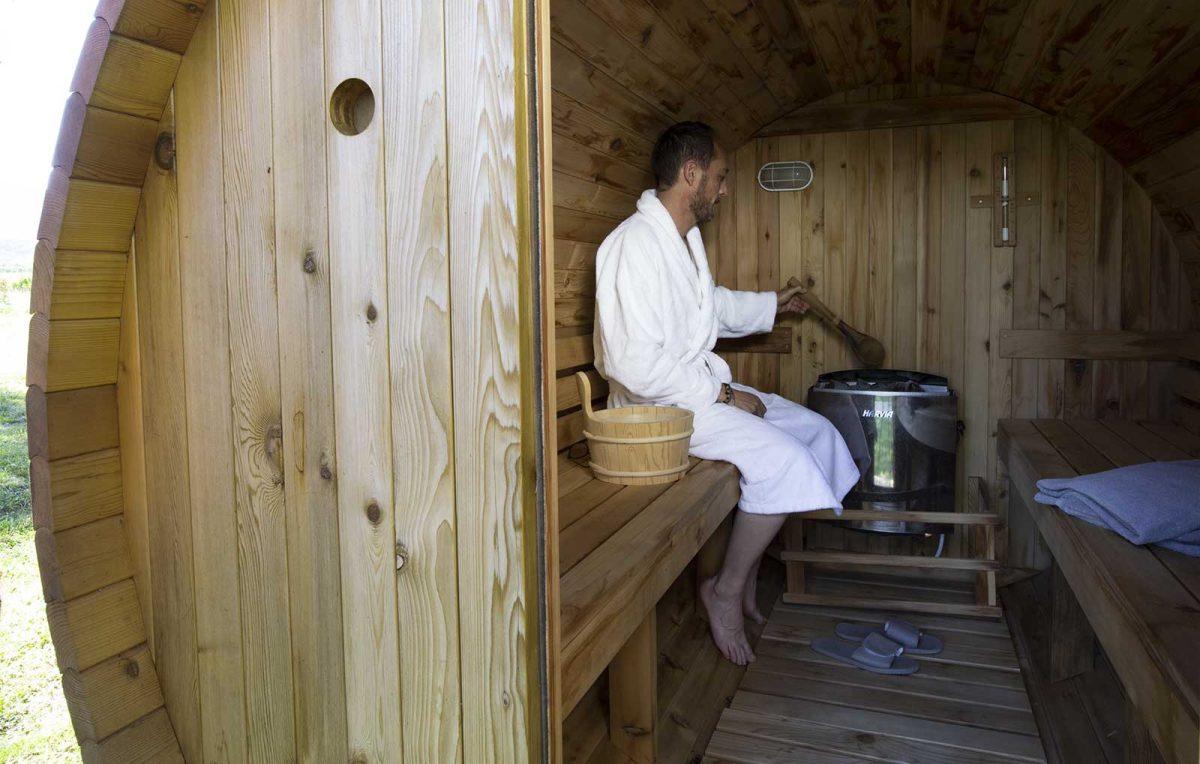 Piscina idromassaggio della spa con getti shiatsu