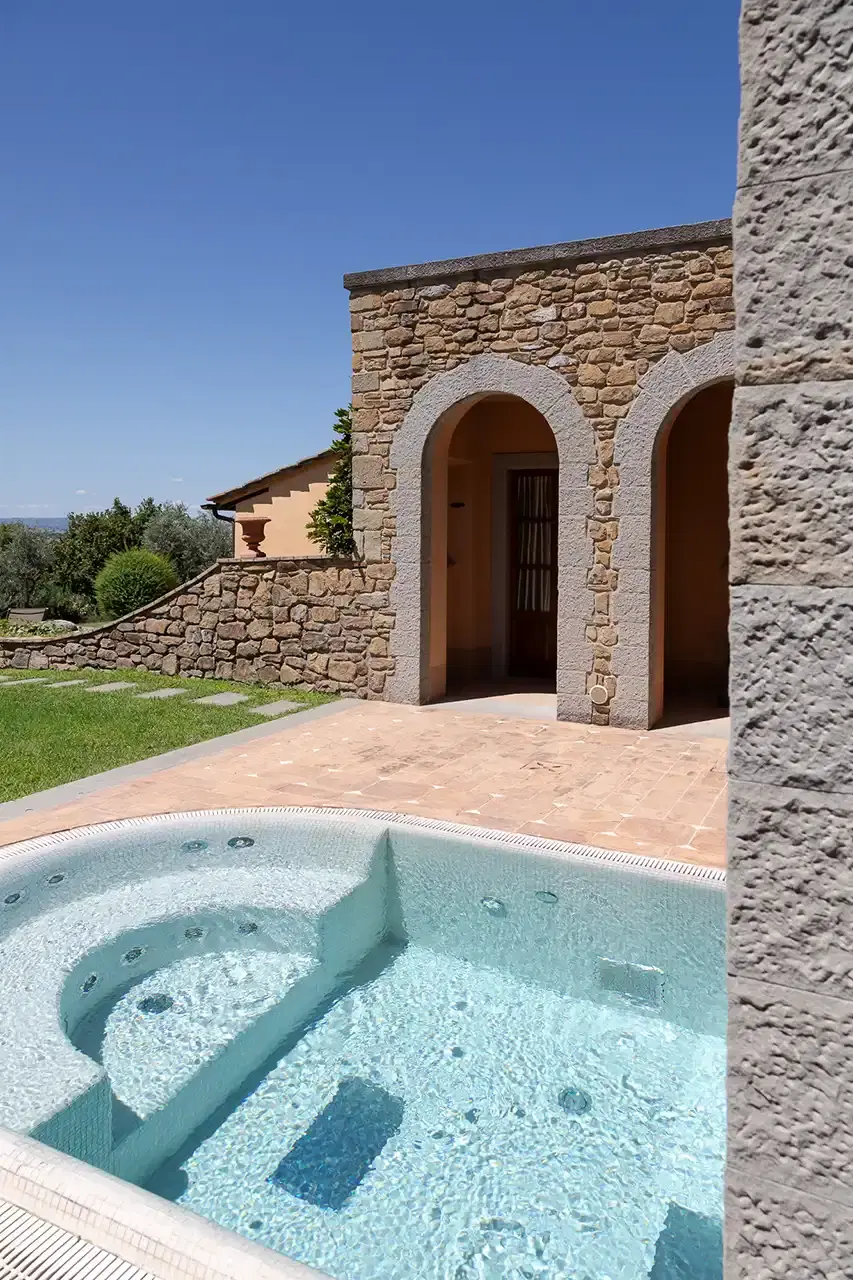 Piscina esterna del Falconiere affacciata sulla Valdichiana