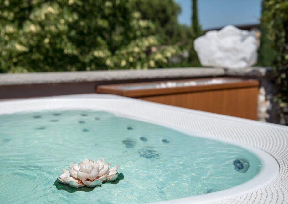 Area piscina e solarium