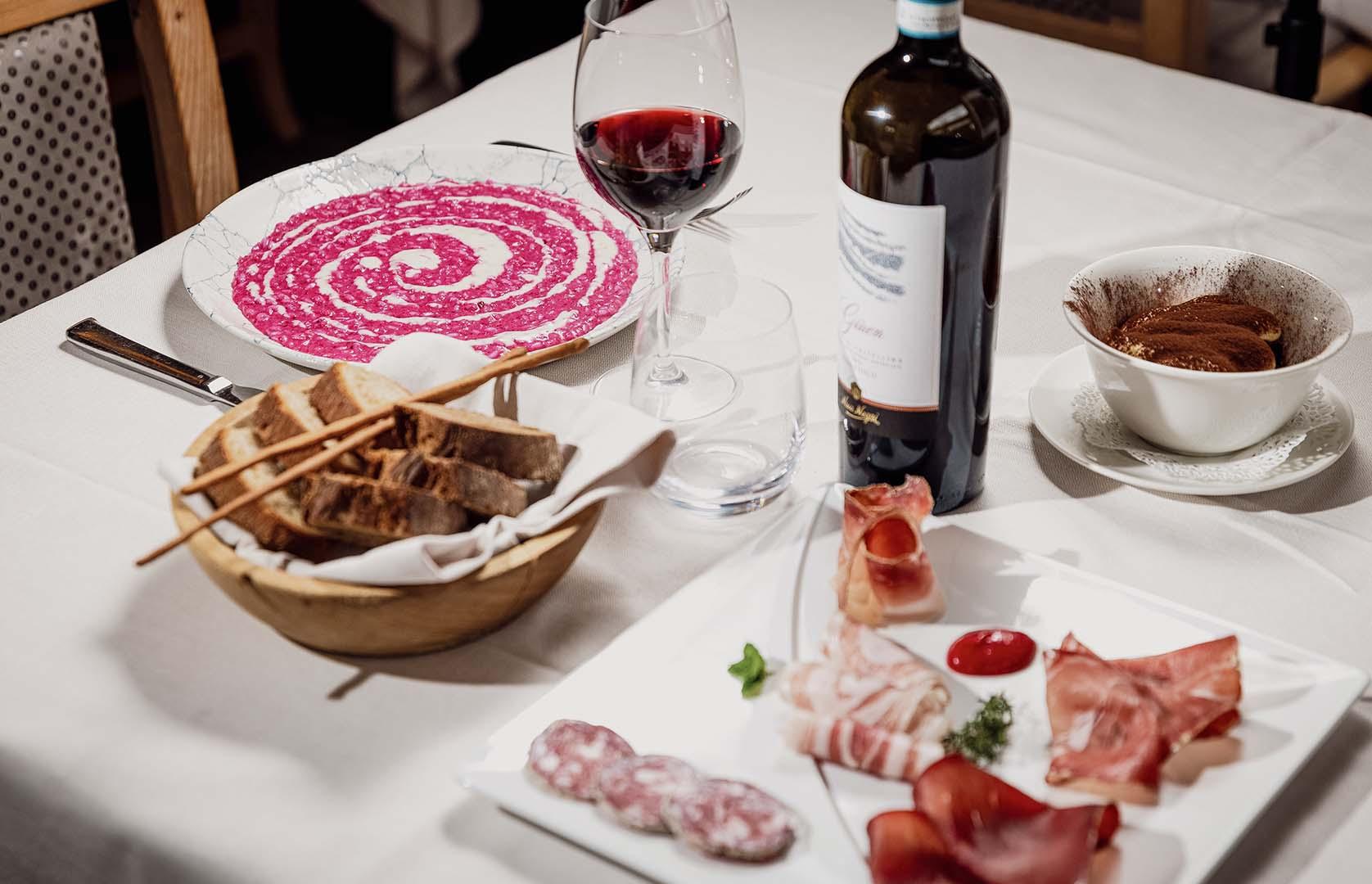 Piatto di risotto e salumi valtellinesi