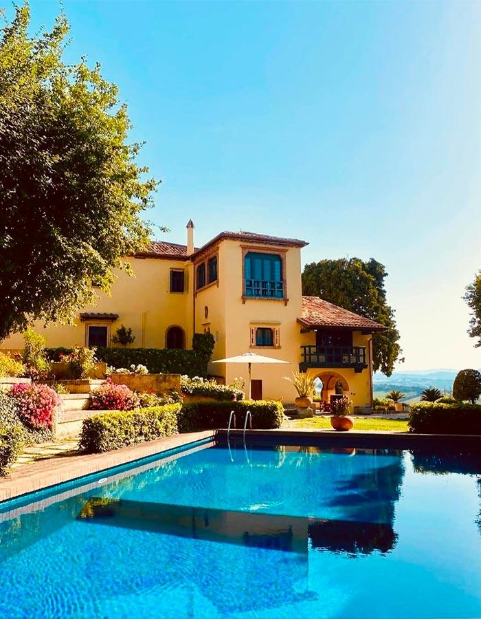 Piscina estiva con vista panoramica