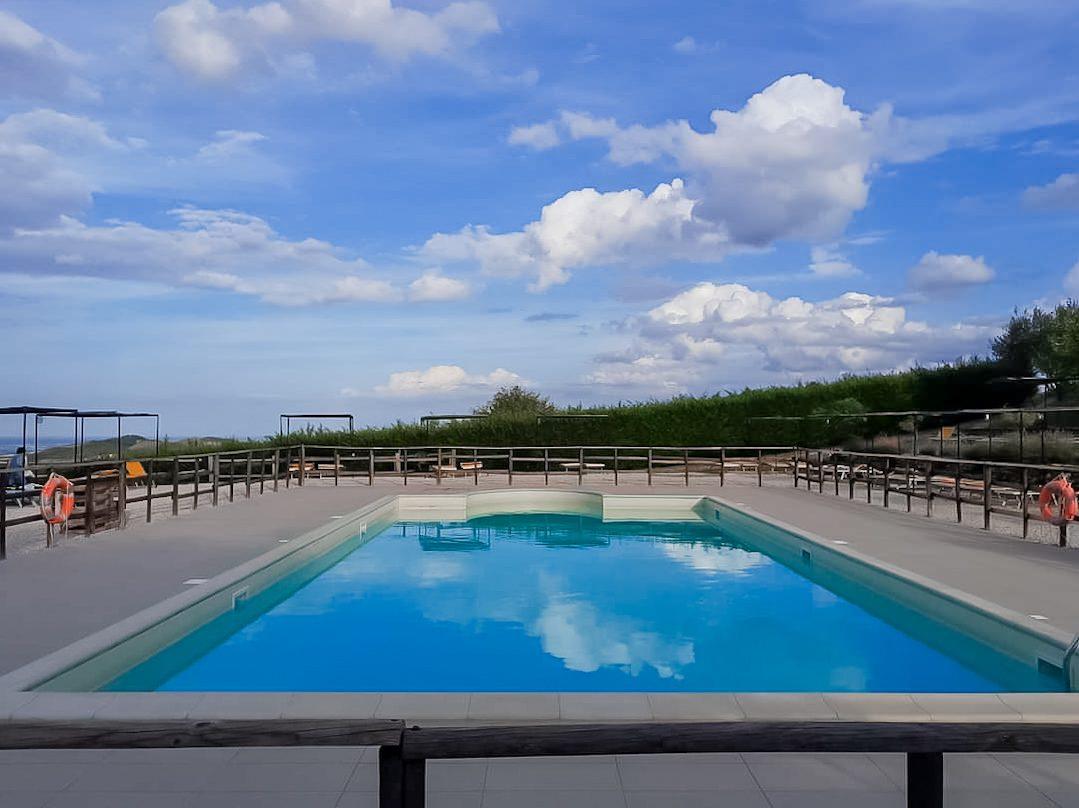 Vista piscina dalla collina