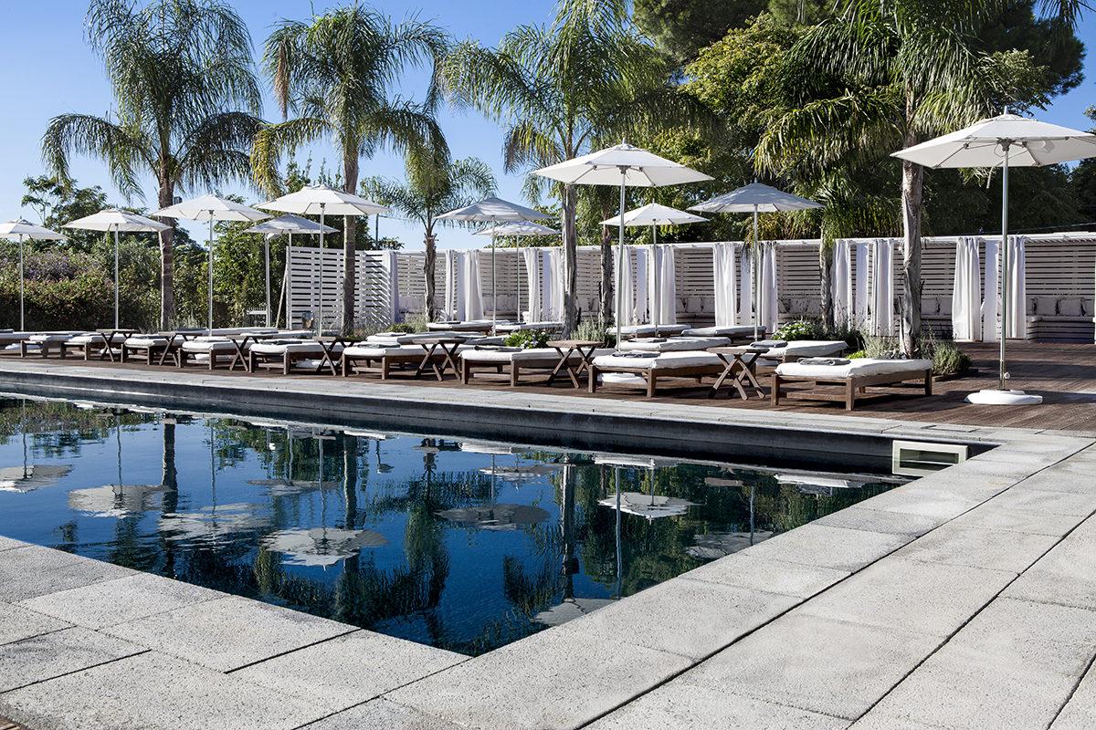 Black Pool in pietra lavica con vista mare
