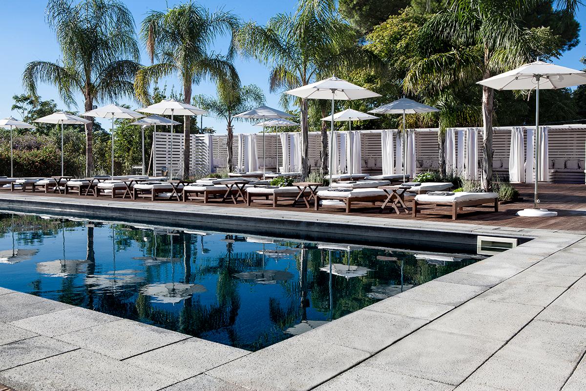 Piscina nera in pietra lavica