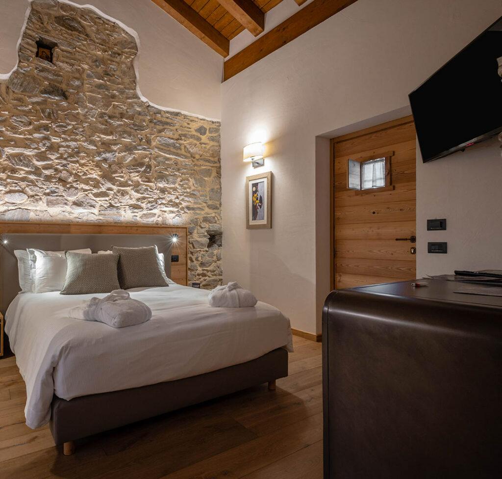 Suite con jacuzzi privata e design alpino moderno