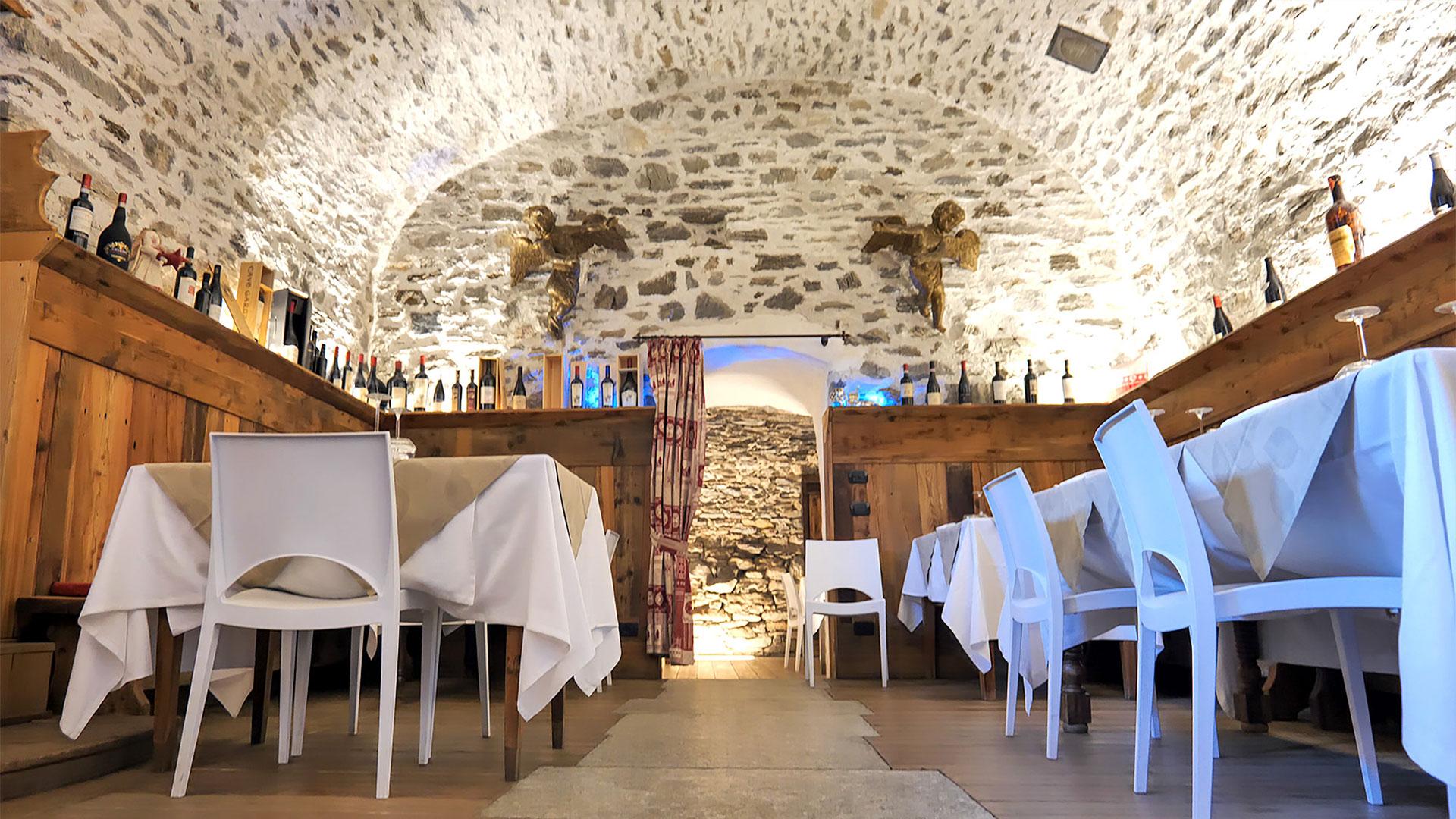 Sala bistrot brasserie La Gabella con arredi alpini