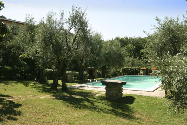 Piscina e giardino dell'agriturismo