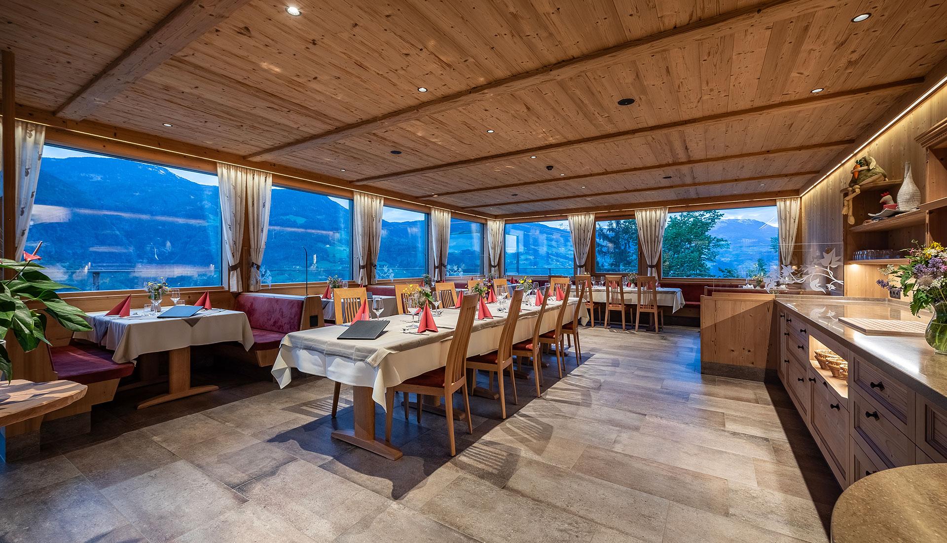 Sala ristorante con buffet colazione