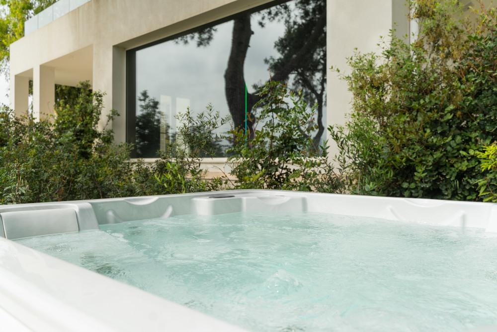 Jacuzzi esterno con vista mare