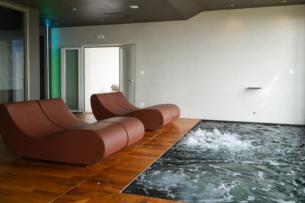 Piscina interna riscaldata con idromassaggio