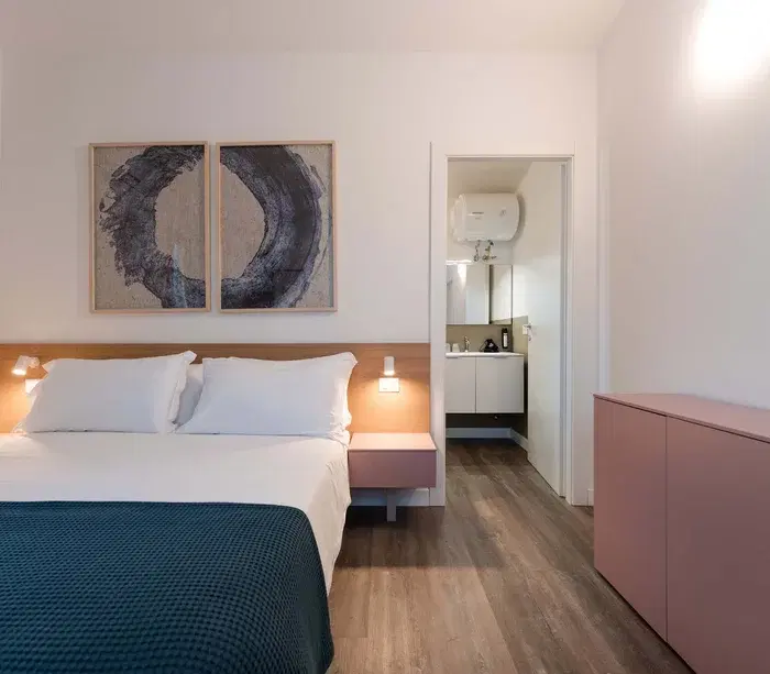 Camera da letto moderna con letto matrimoniale, bagno e creativa decorazione a parete