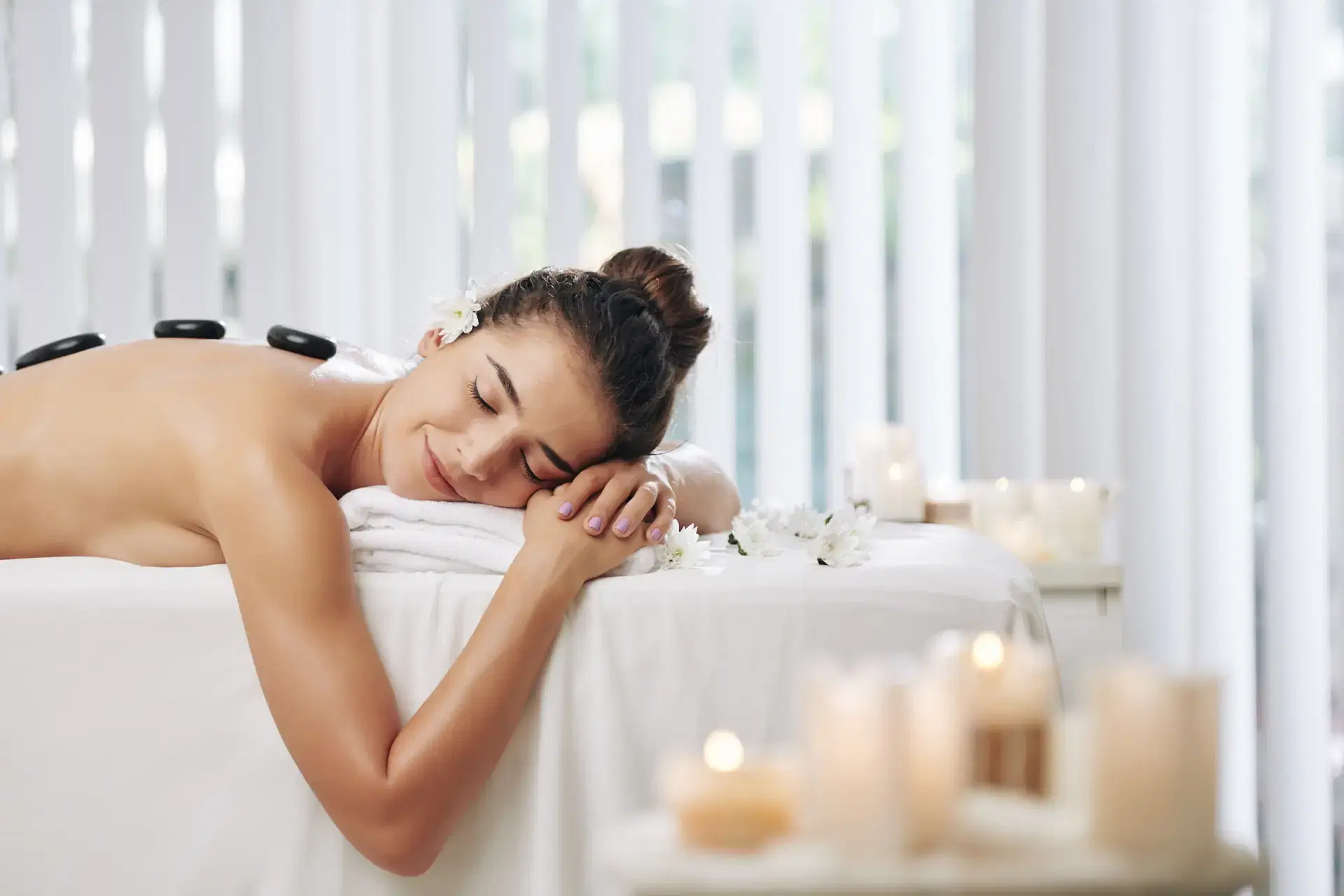 Massaggio hot stone con pietre calde