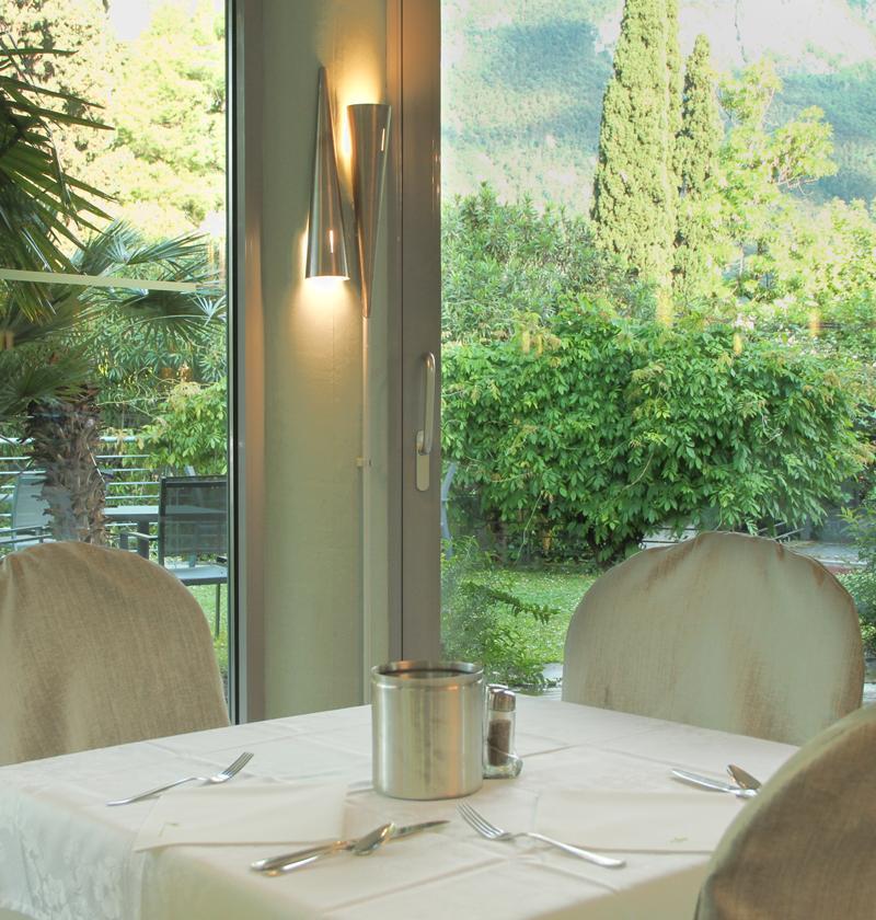 Sala colazioni con vista sul lago