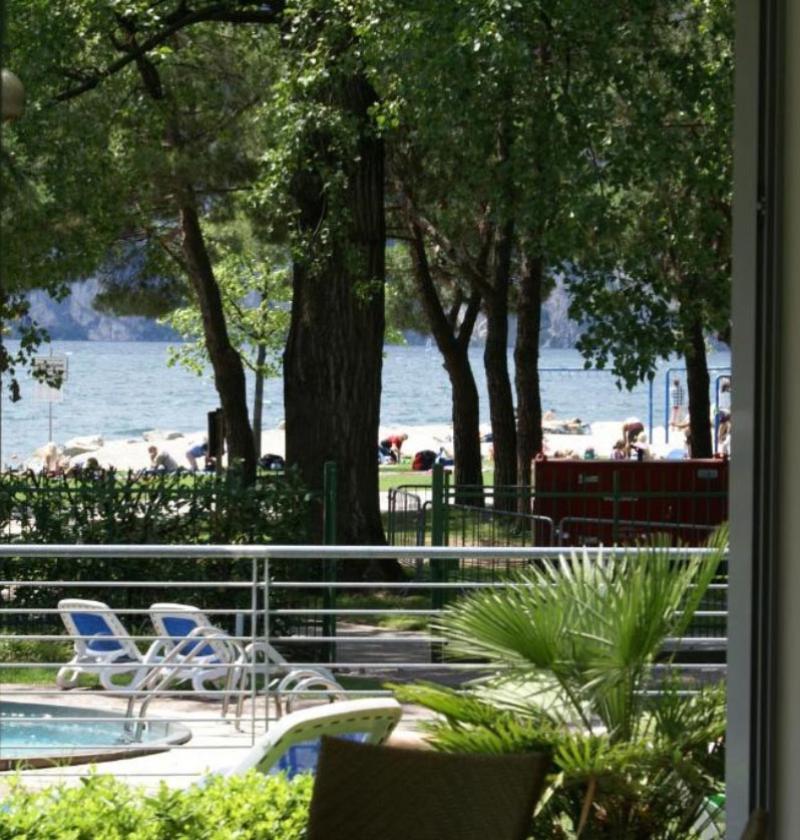 Piscina esterna con vista sul lago di Garda