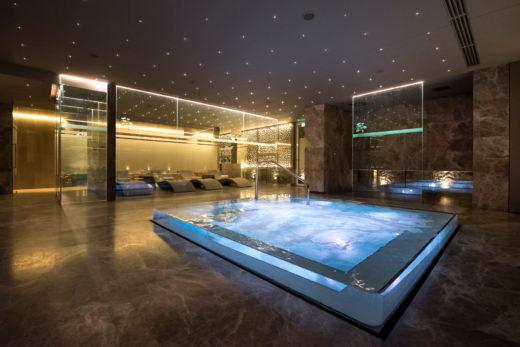 Zona umida spa con illuminazione