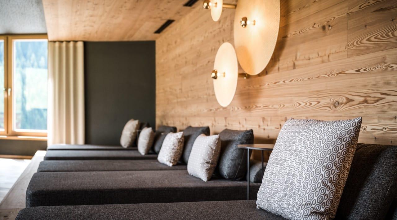 Centro benessere con vista invernale verso Gruppo del Sella