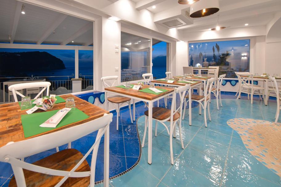 Pizzeria con vista mare