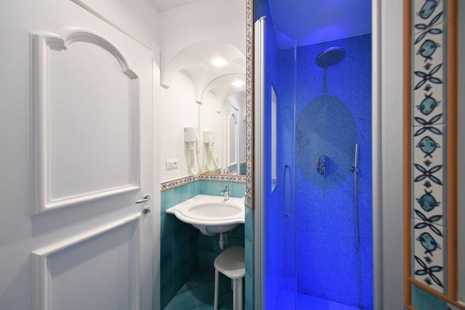 Camera con vista mare