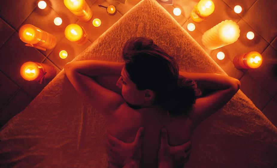 Piscina interna con idromassaggio e vista sul giardino