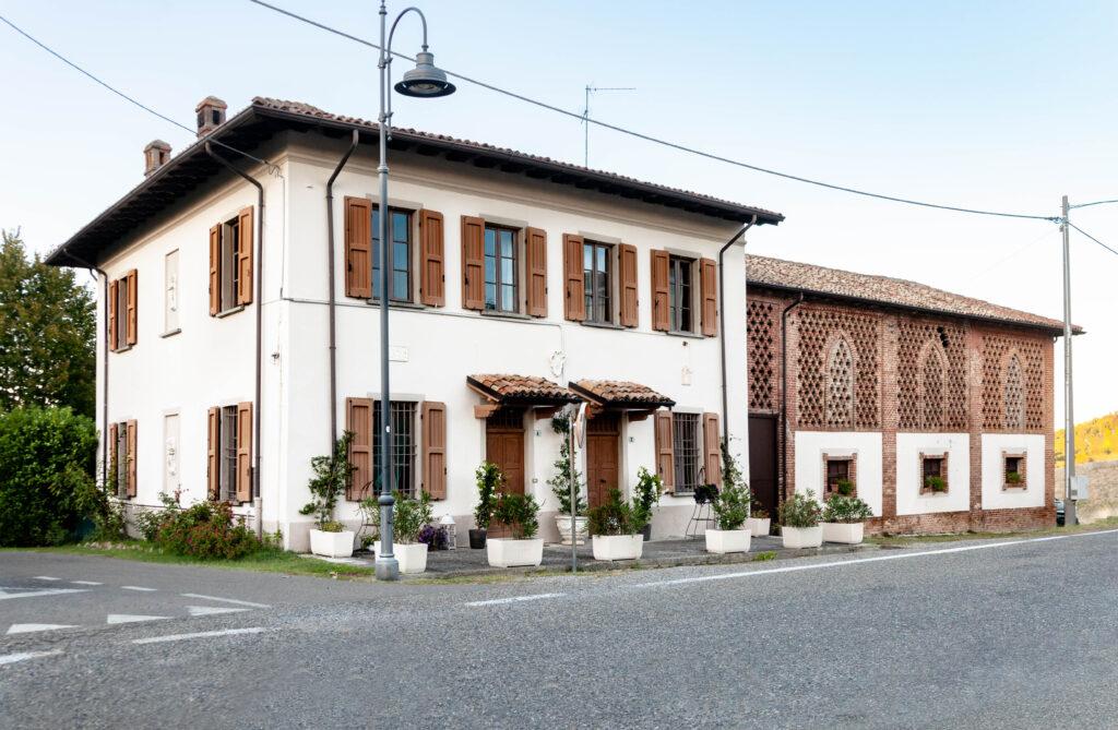 Struttura esterna nel paesaggio dell'Oltrepò Pavese