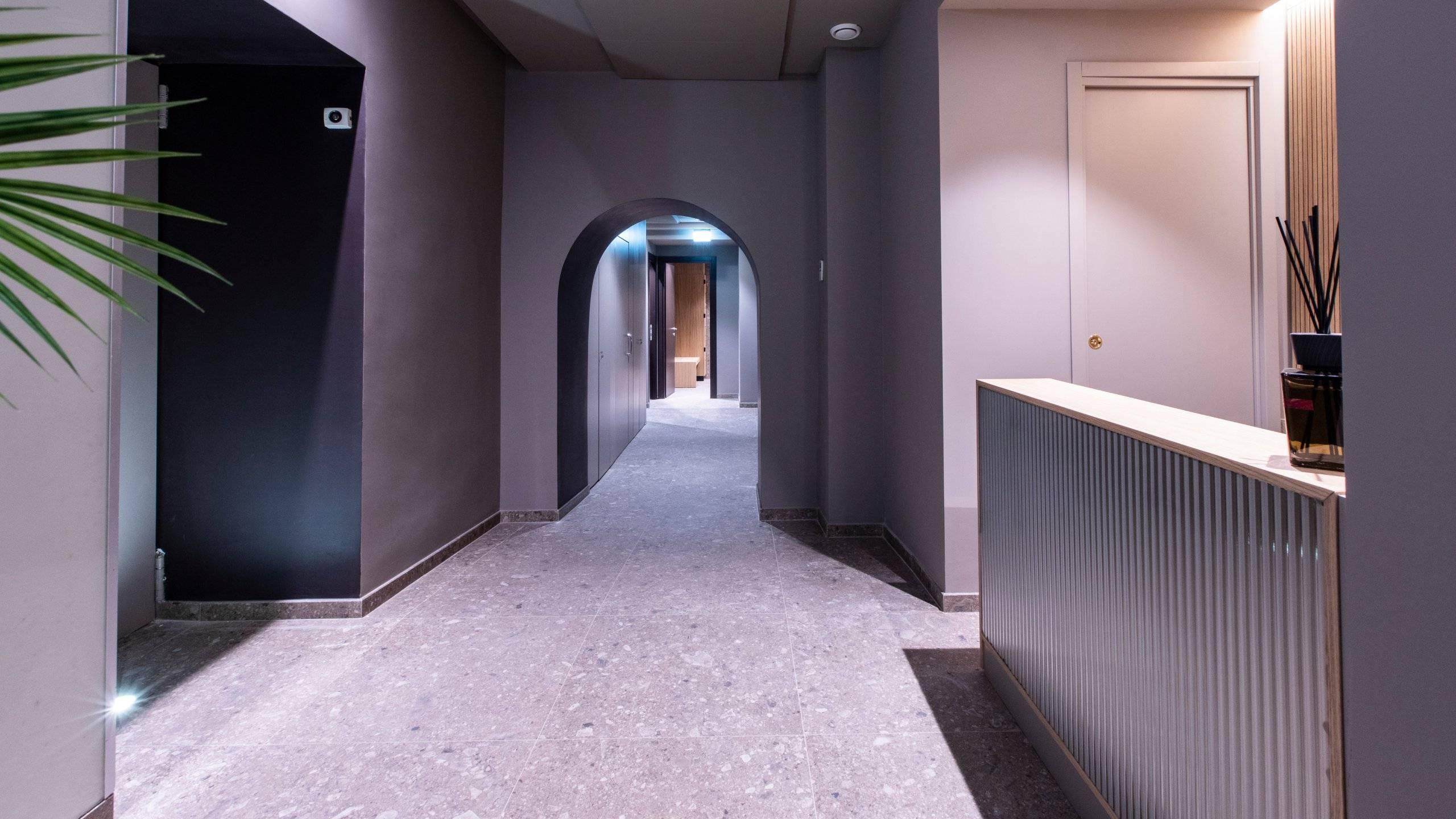 Spogliatoi con docce e armadietti