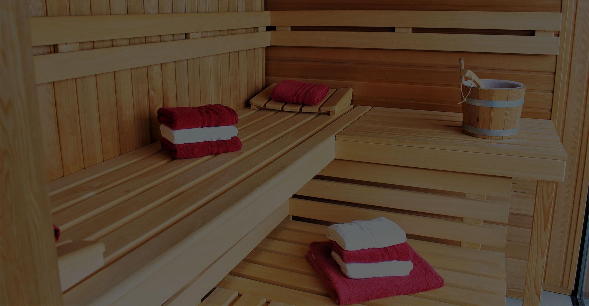 Sauna finlandese con sedute in legno