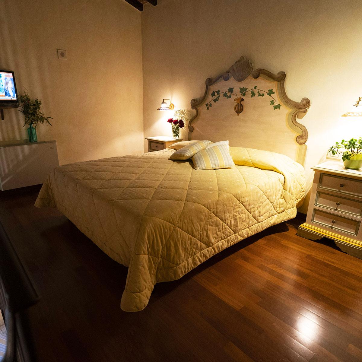 Camera Classic con arredamento d'epoca e vista sul parco