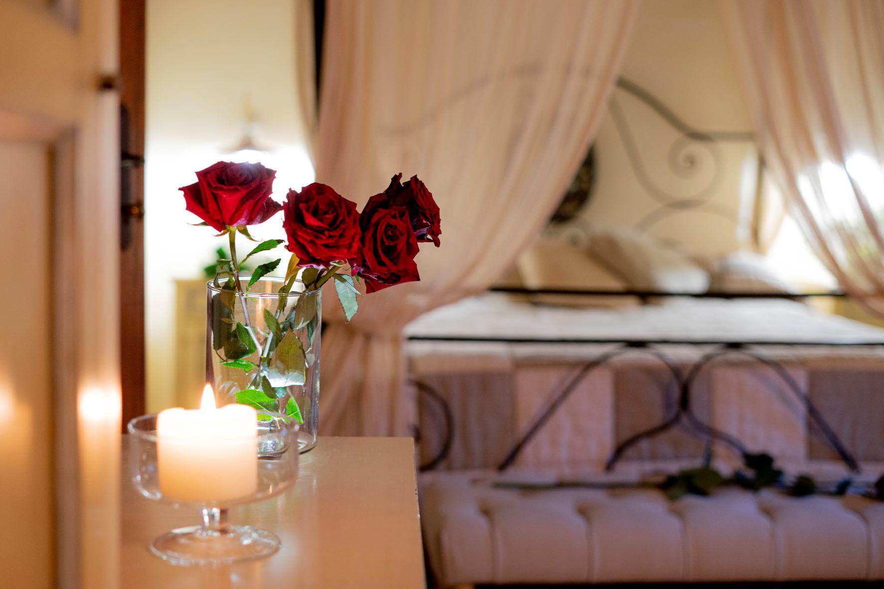 Junior Suite con letto a baldacchino e vista sul chiostro