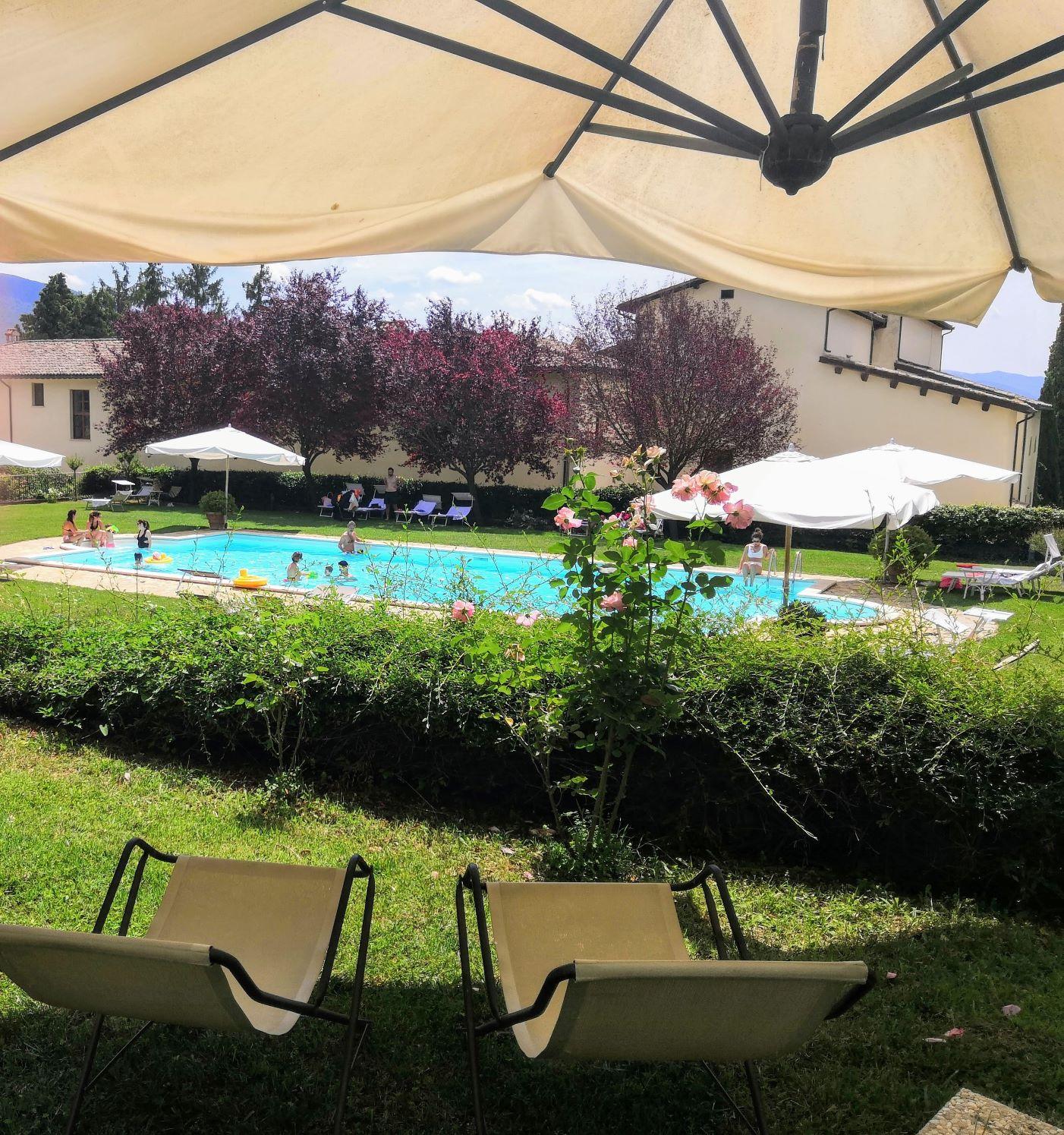 Piscina all'aperto nel parco durante l'estate