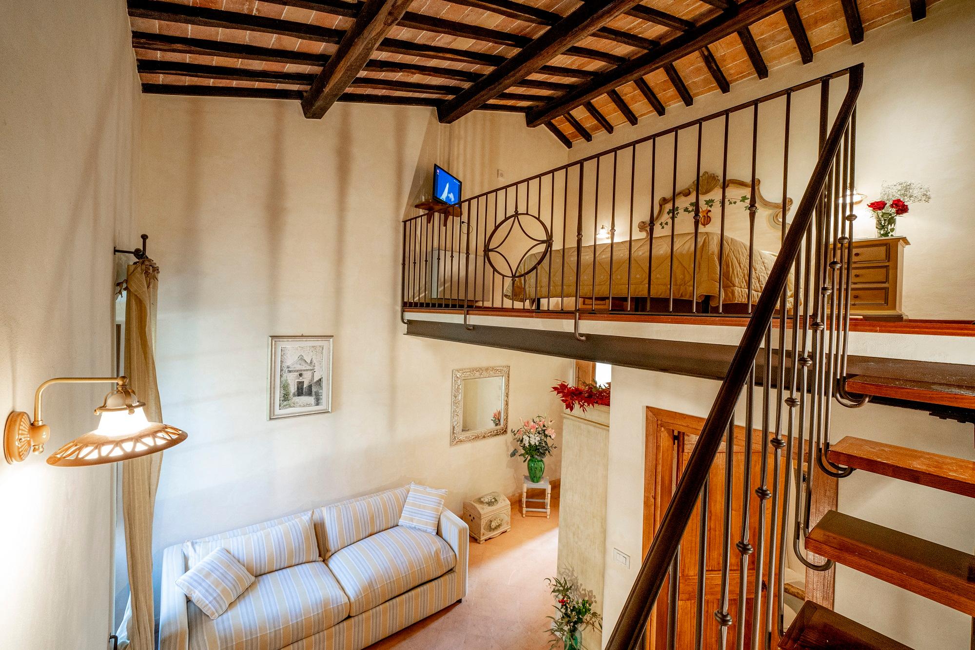 Suite con zona notte soppalcata e vista sul parco della piscina