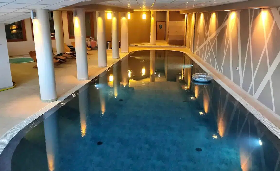 Piscina interna del centro benessere con vista sulle montagne