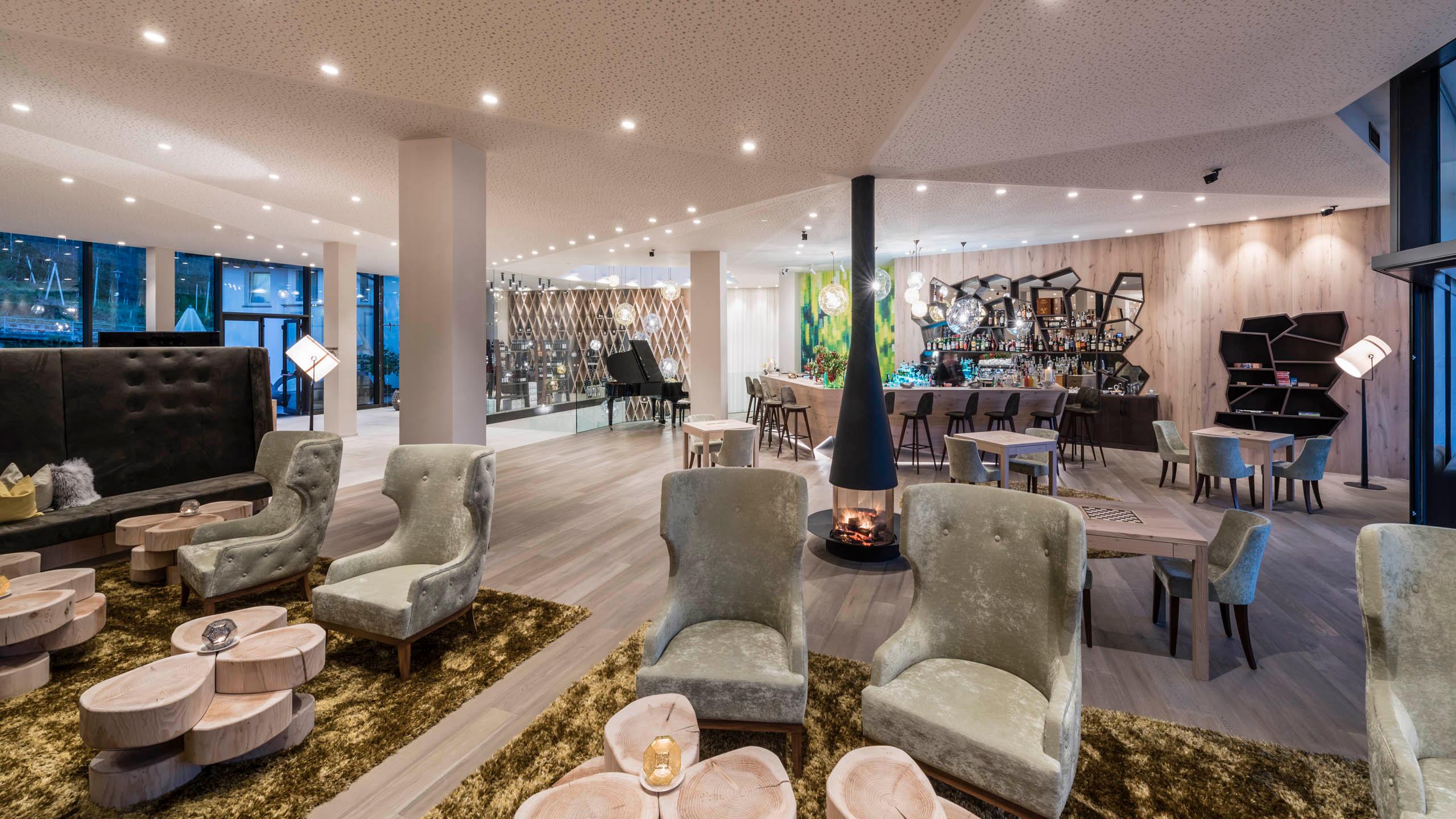 Bar lounge moderna con poltrone comode, camino e bancone