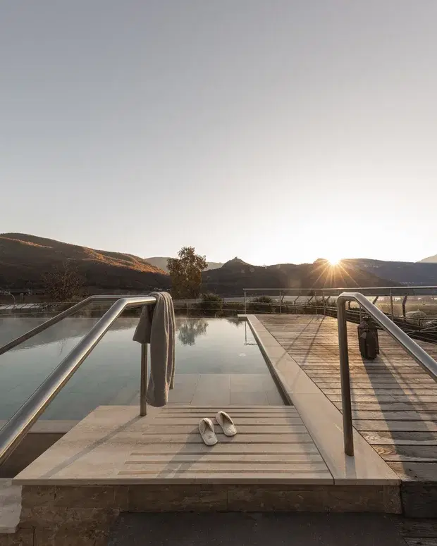 Area spa con piscina e vista lago