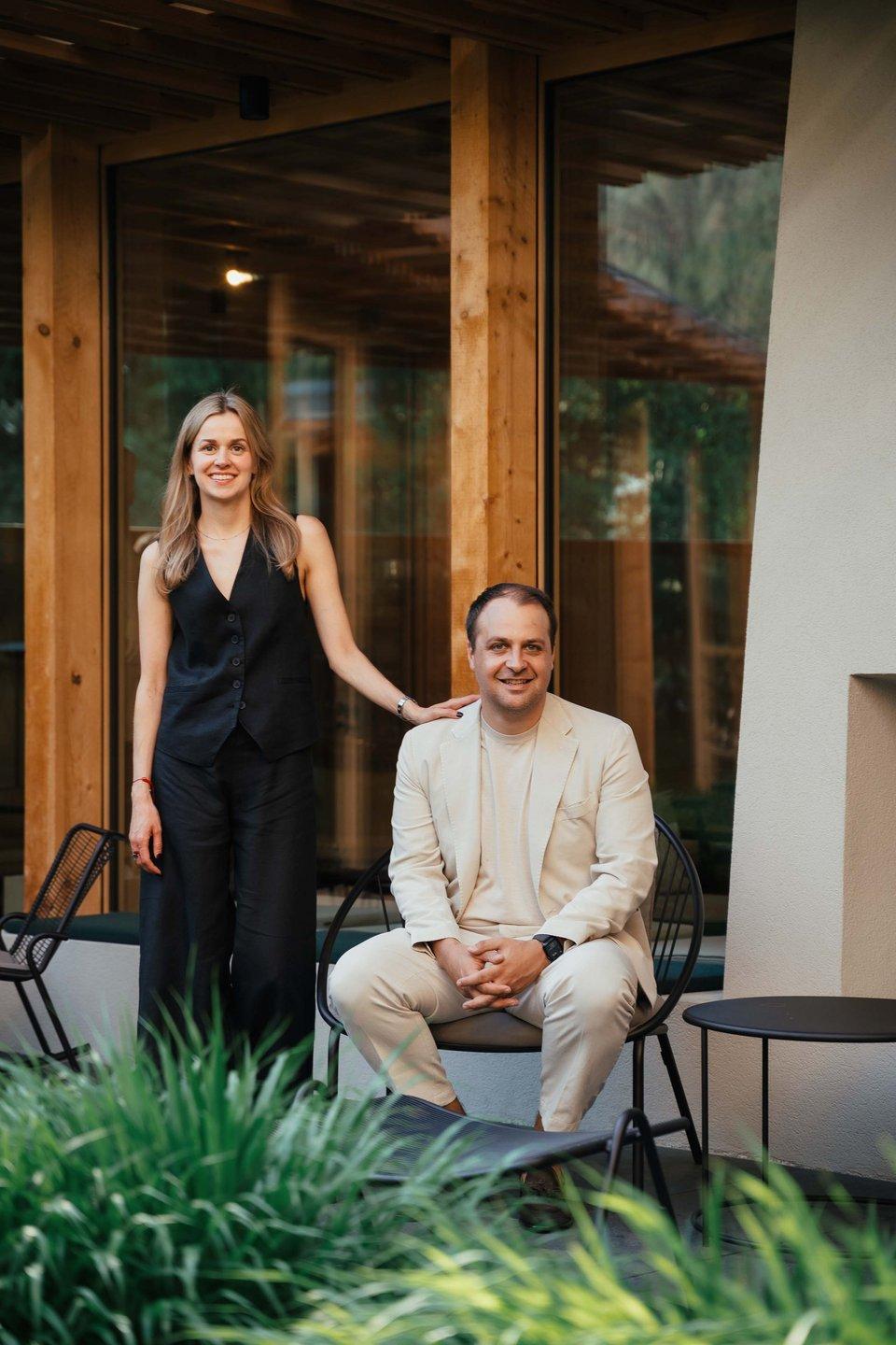 Hotel Sensoria Dolomites con esterno in legno e montagne innevate