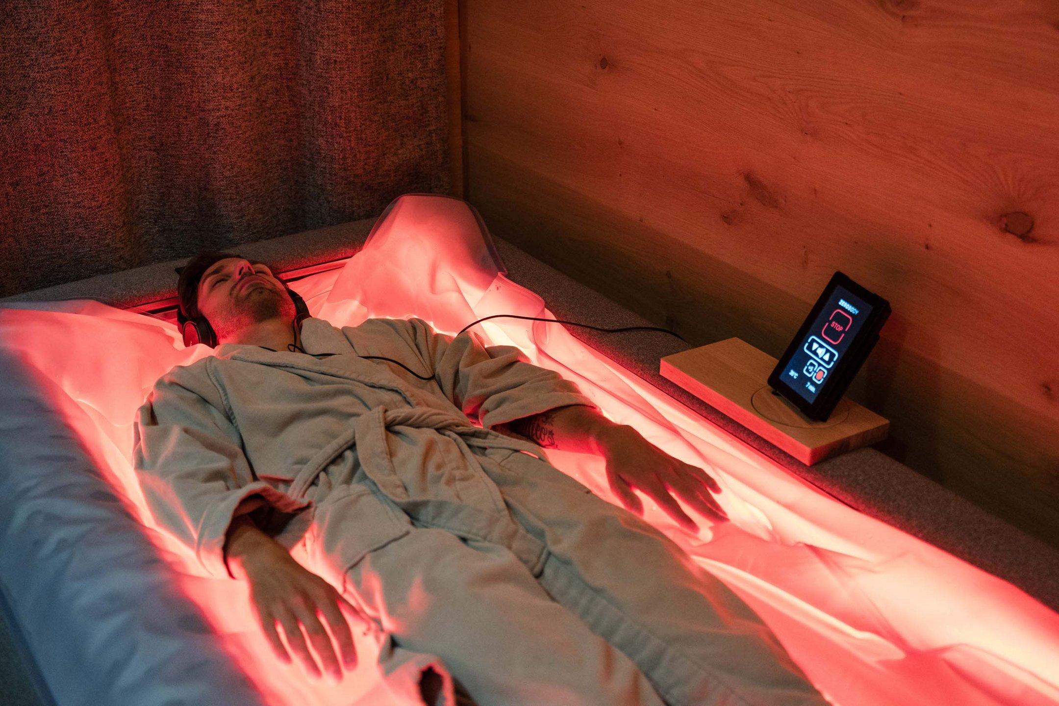 Terrazza solarium di Silou Retreat con vista sulle montagne