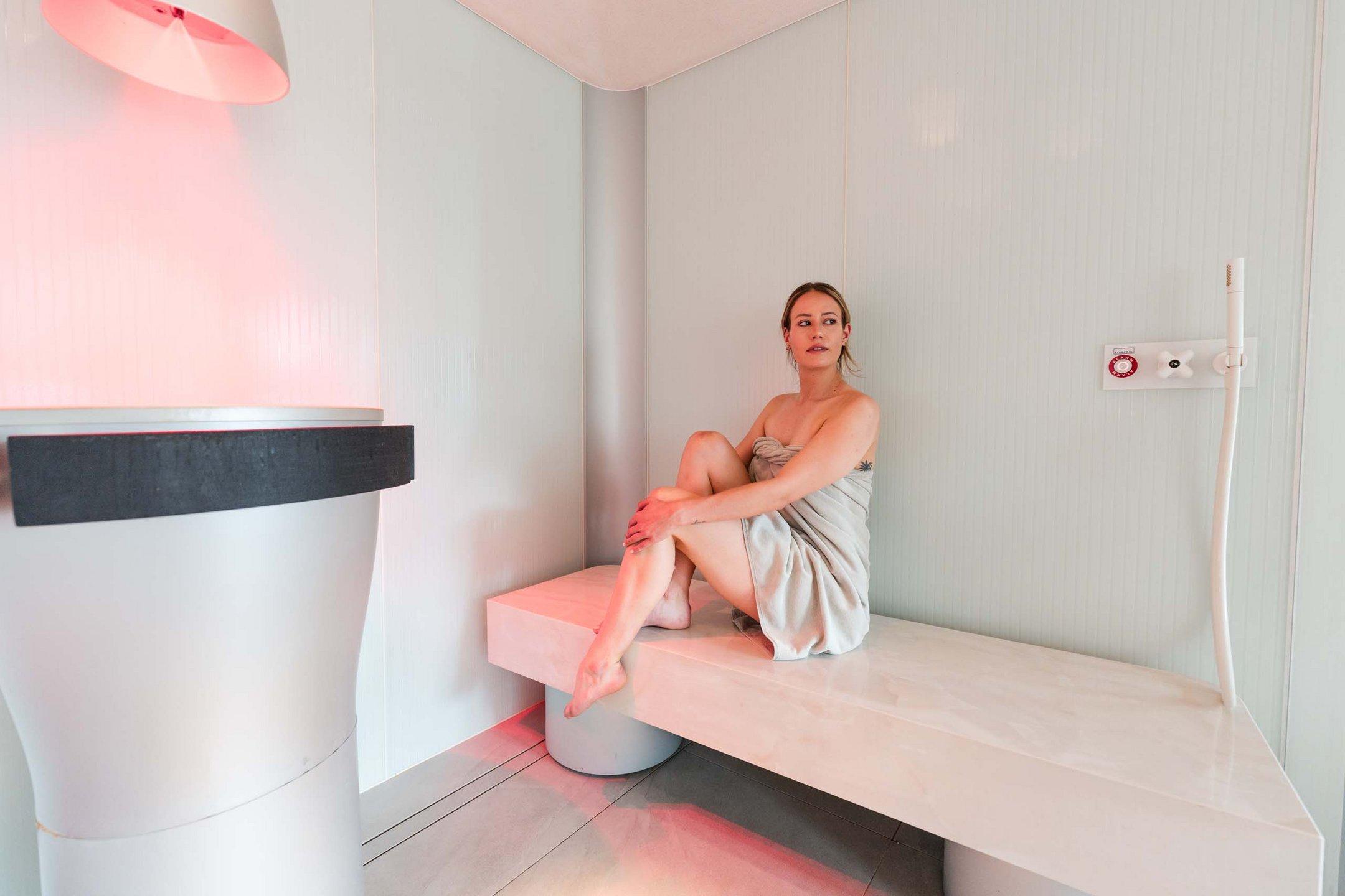 Relax nella spa di Silou Retreat con dettagli in legno