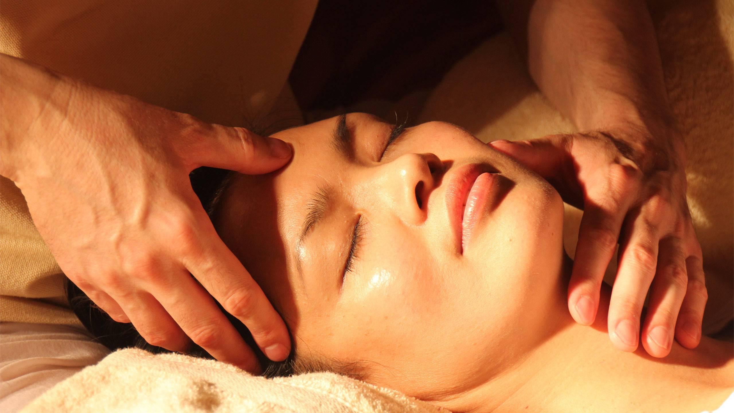 Massaggio Watsu in acqua calda