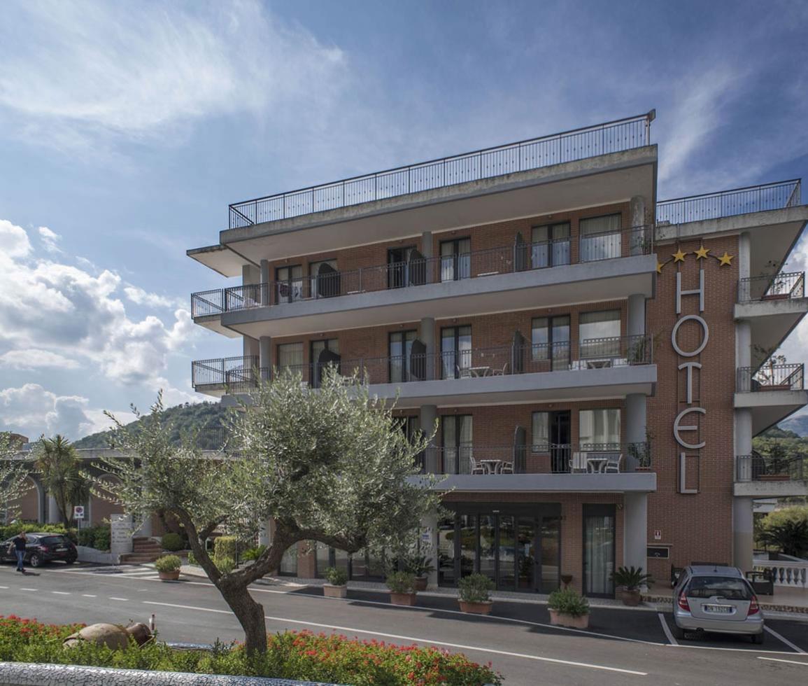 Hotel moderno con vista montagna, atmosfera serena e cielo azzurro