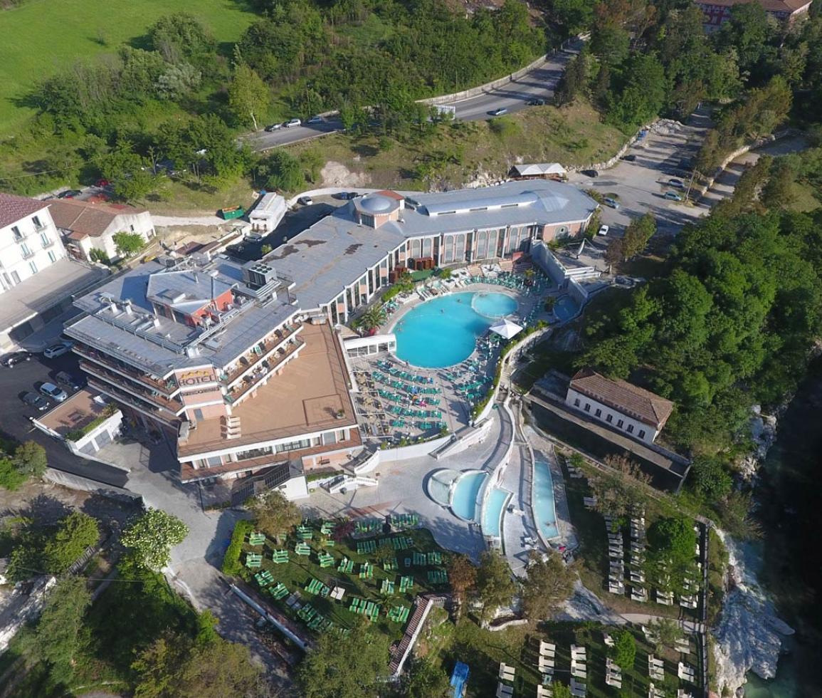 Vista aerea del complesso termale con piscine su 4 livelli immerse nel verde