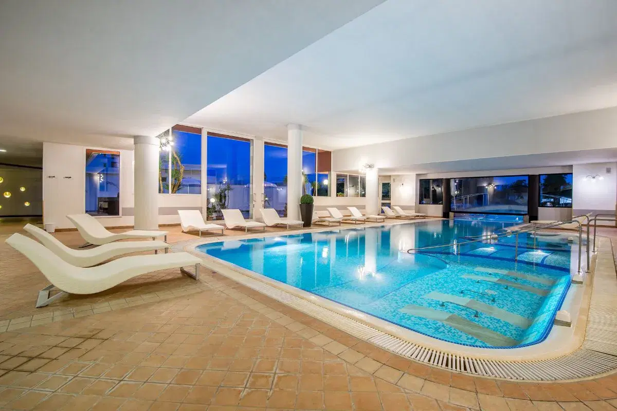 Vista interna piscina con parco