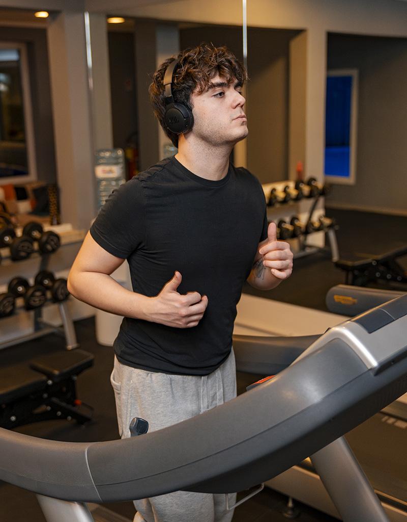 Palestra con attrezzature moderne